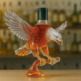 Haukkamuotoinen viskipullo valkoisella päällä