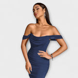 Bodycon-mekko, jossa on paljaat olkapäät ja volangit