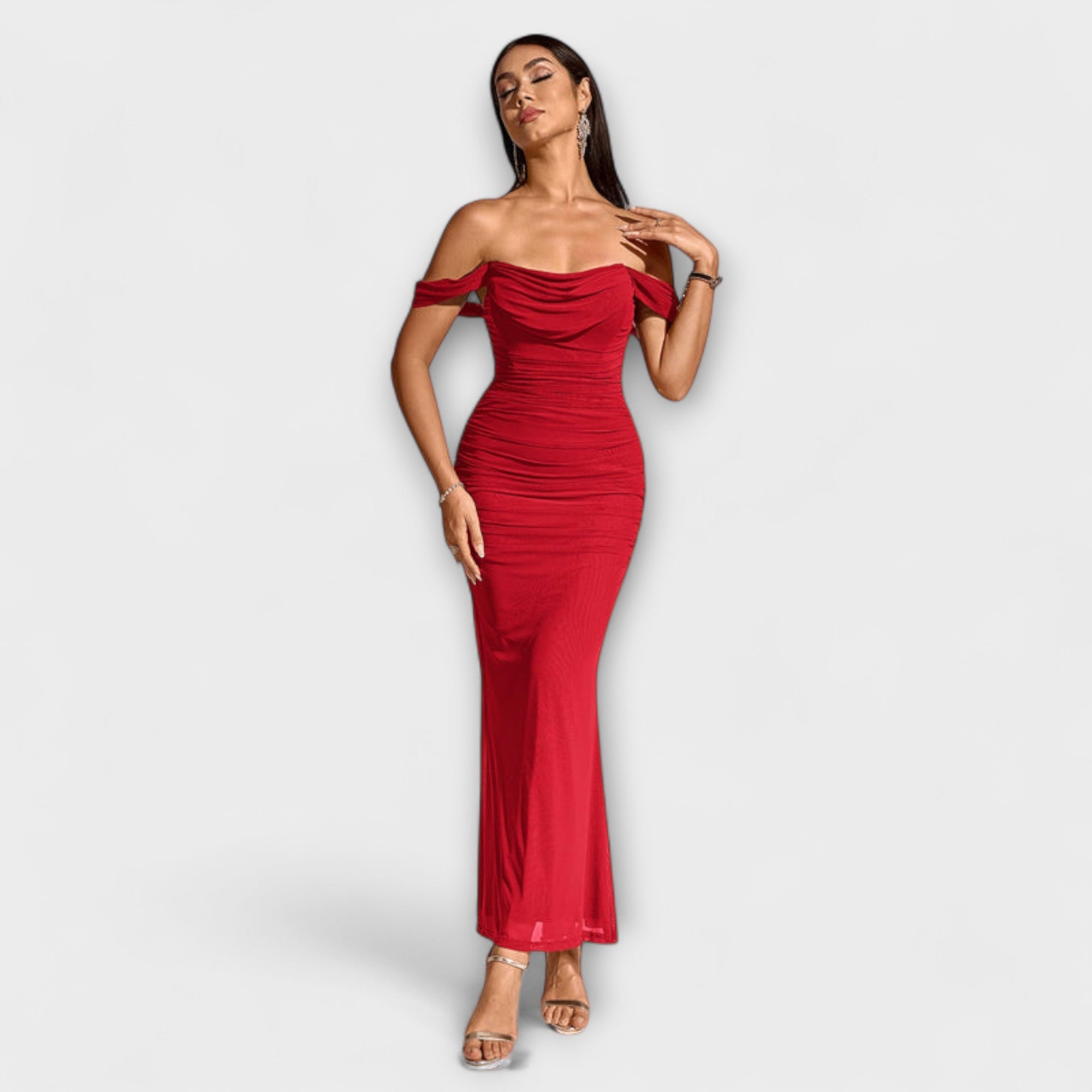 Bodycon-mekko, jossa on paljaat olkapäät ja volangit