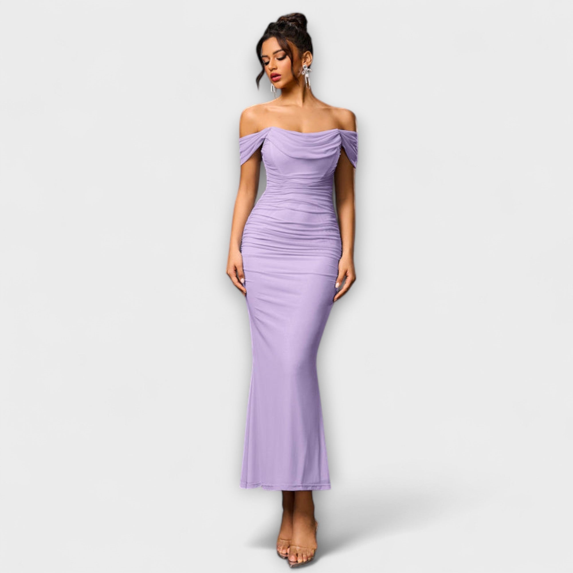 Bodycon-mekko, jossa on paljaat olkapäät ja volangit