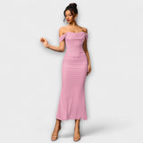 Bodycon-mekko, jossa on paljaat olkapäät ja volangit