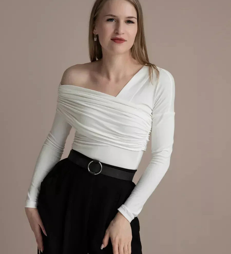 Toppi Clara Monroe yhdellä olkapäällä