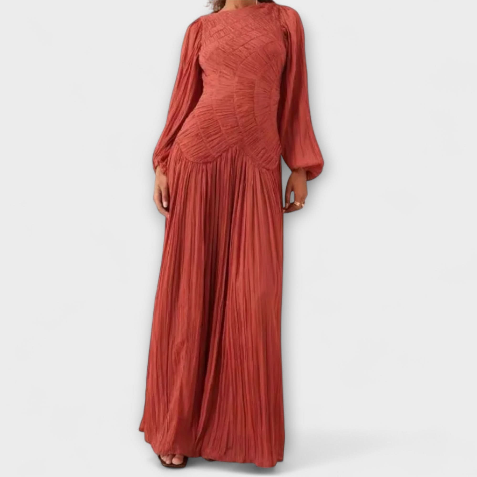 Elegantti pitkähiha pliseerattu mekko