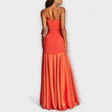 Maximekko paljailla hartioilla ja V-mallisella kaula-aukolla