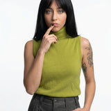 Vesta Marenton korkealla kauluksella